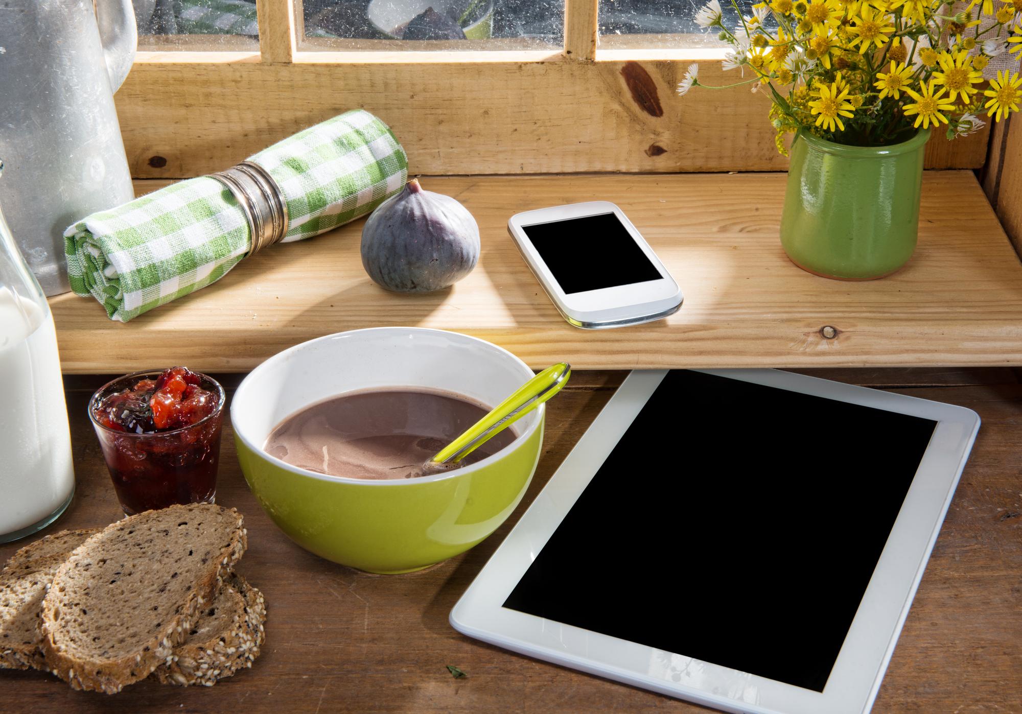 Tavolo di lavoro con tablet e ingredienti