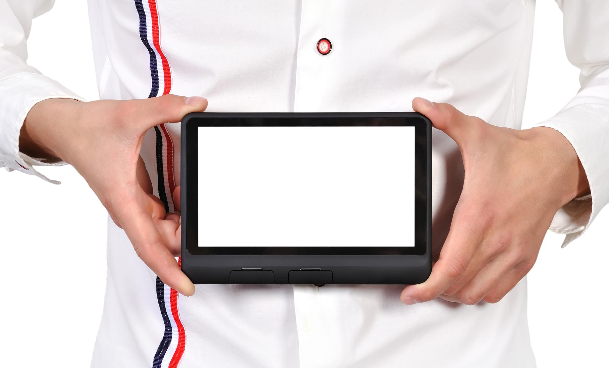Chef digitale che mostra una ricetta su schermo